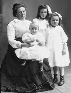 a picture of Belle Gunness with Her Children 
https://www.legendsofamerica.com/belle-gunness/4/ 